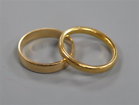 A 22ct gold wedding band (4.2g) and an 18ct gold wedding band (3.6g).